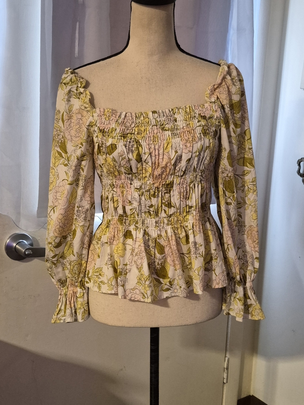 Who What Wear Cream  Floral  Smocked Top w/ Peplum & 3/4 Long Balloon Sleeve